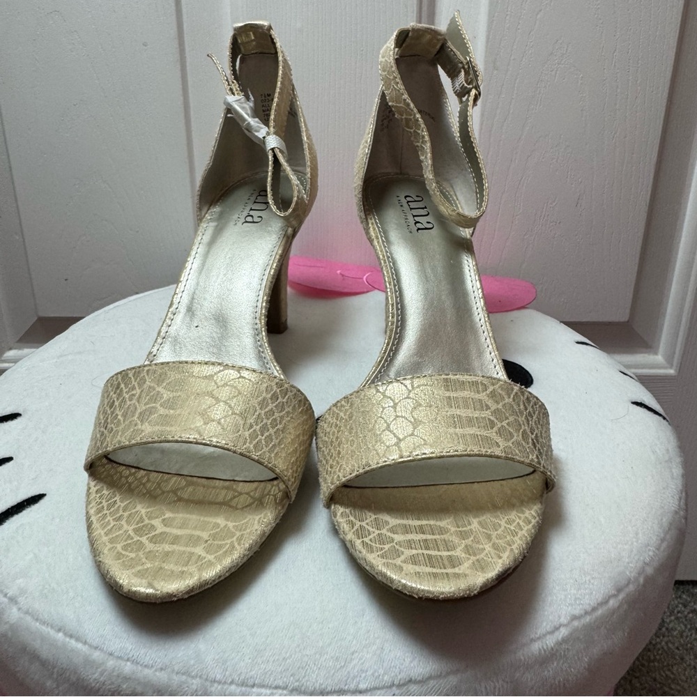 Anna Women's Beige Textured Heels
